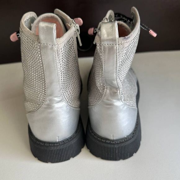 NWOB DKNY Silver Ava Stone Moto Bootie Size 8.5 - Picture 4 of 7